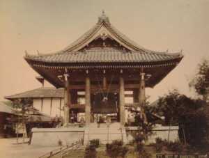 Wikipediaより：方広寺, 1890年撮影。明治17年(1884年)再建[197]の鐘楼(現存)を撮影したもの。 奥に見えるのが3代目大仏殿。　